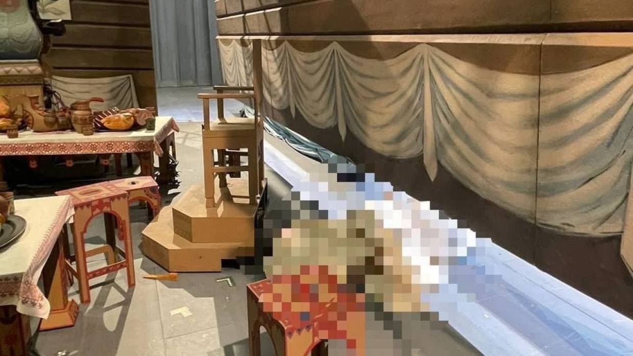 Bolşoy Tiyatrosu’nda sahnede üzerine dekor düşen dansçı hayatını kaybetti