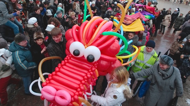 Çin Ejderha yılına girdi, St.Petersburg karnaval alanına döndü