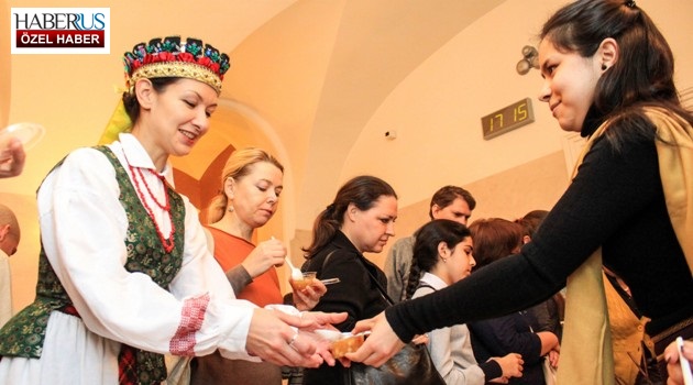 Rusya’da gençlik festivalinde dağıtılan Aşure büyük ilgi gördü