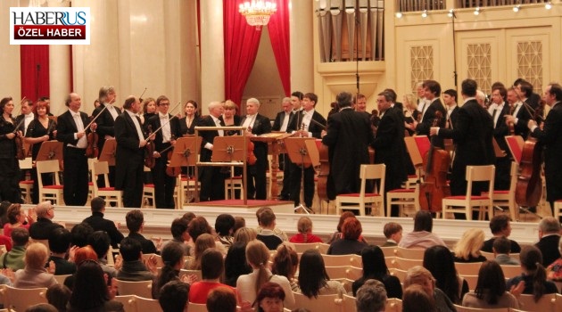 Erol Erdinç yönetimindeki orkestra Rusları büyüledi