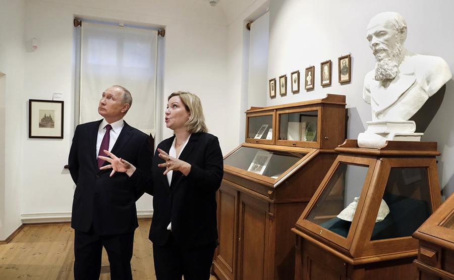 Putin, Dostoyevski’nin 200. yaş gününde yeni açılan müzesini ziyaret etti