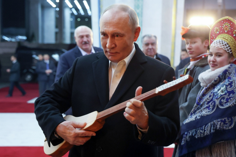 Putin Kırgızistan'da Saz Çaldı