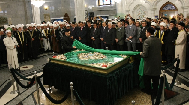 Rusya’da dünyanın en büyük Kur’an-ı Kerim’i 13 saatte hatmedildi