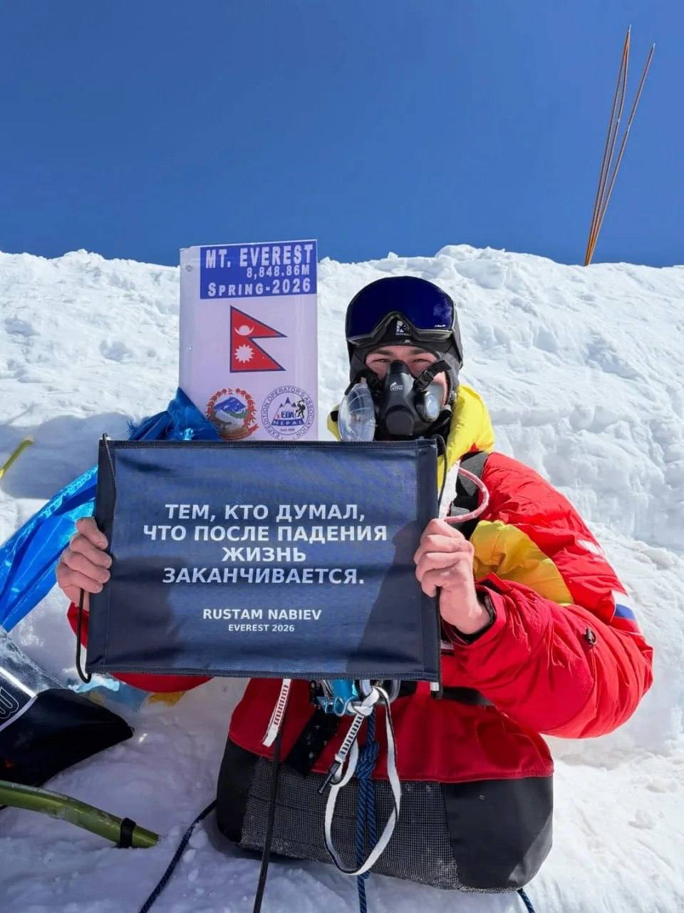 Rusya'lı Engelli Sporcu, Tarihte İlk Kez Elleriyle Everest’e Tırmanmayı Başardı
