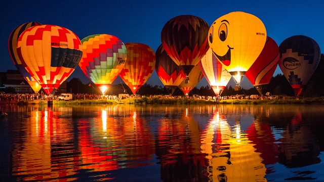 Rusya'nın Volga Nehri rengarenk hava balonlarıyla süslendi