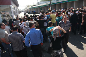 Çerkizovski mağdurları, boş çantalarla pazarın kapatılmasını protesto etti