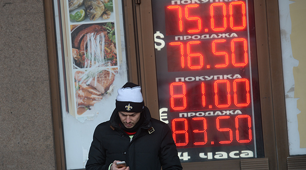 Petrol fiyatları düşüşte, Rusya’da dolar yükselmeye devam ediyor