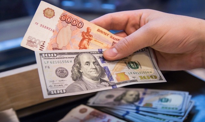 Dolar haftanın ilk günü 100 rubleyi geçti