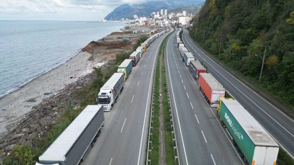 Gürcistan, Gümrük Sistemini Değiştirdi, Sarp Sınır Kapısı’nda TIR  Kuyruğu Oldu