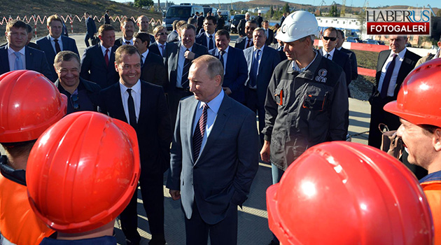 Putin, Rusya'yı Kırım'a entegre edecek köprüyü ziyaret etti