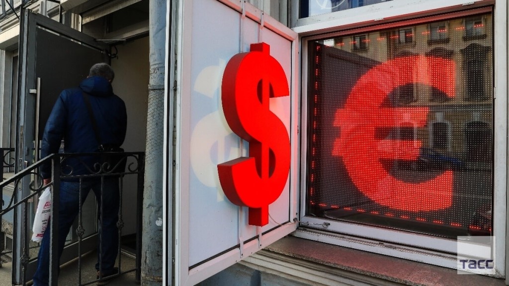 Euro, Şubat 2016'dan bu yana ilk kez 90 rublenin üzerine çıktı