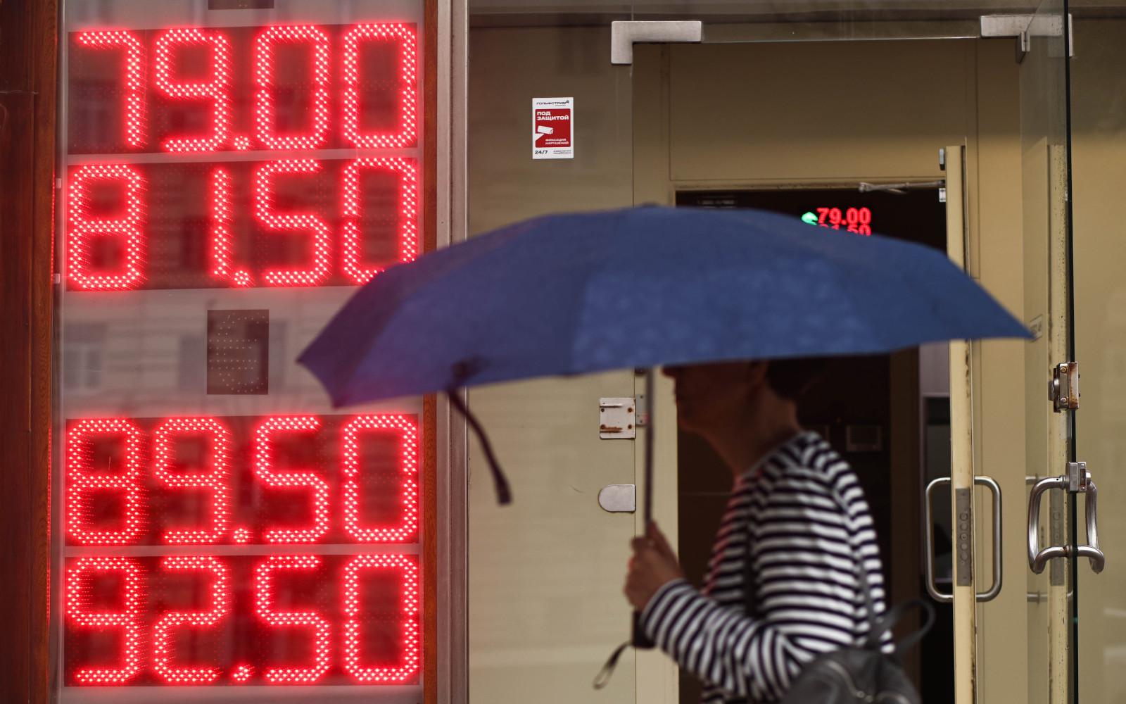 Merkez Bankası Danışmanı'ndan ilginç Dolar Tahimi: 50 Ruble Olabilir