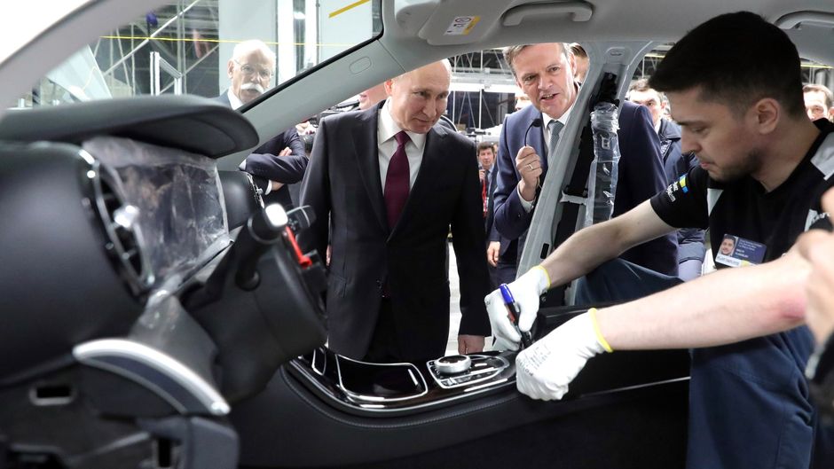 Putin Moskova'daki Mercedes-Benz fabrikasının açılışına yerli limuziniyle gitti