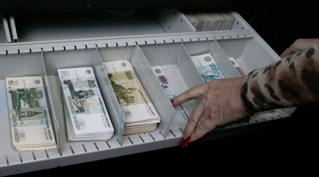 Rusya’da ruble çöktü, dolar 63 rubleye dayandı