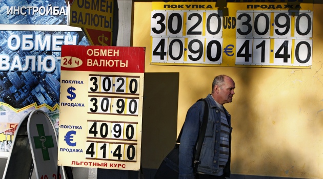 Petrol 100 doların altına indi, dolar 30,22 rubleye çıktı