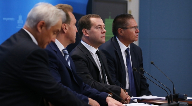 Medvedev: Dünya korumacı ekonomiye gidiyor, tedbir alacağız