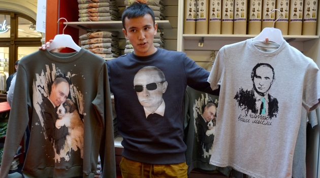 Vladimir Putin baskılı giysiler Moskova’da satışa çıktı
