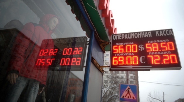 Petrol fiyatları çakıldı, dolar 56 rubleyi buldu