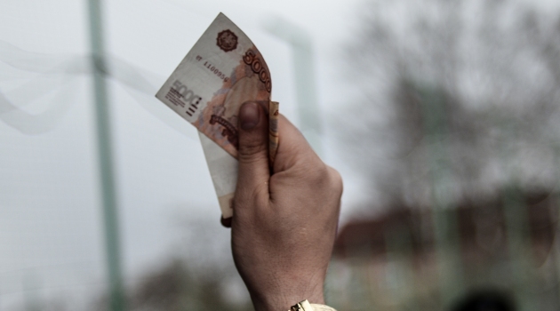 Rusya Merkez Bankası’ndan dolara müdahale, 50 rublenin altına izin yok