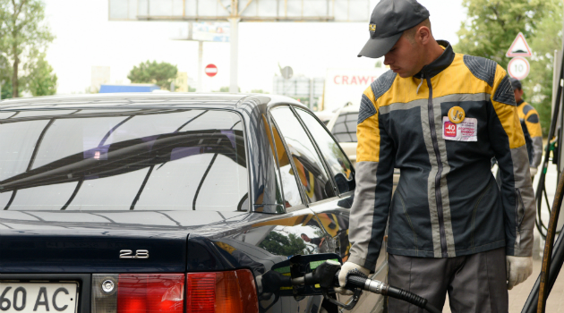 Petrol fiyatları düşerken Rusya’dan benzine zam