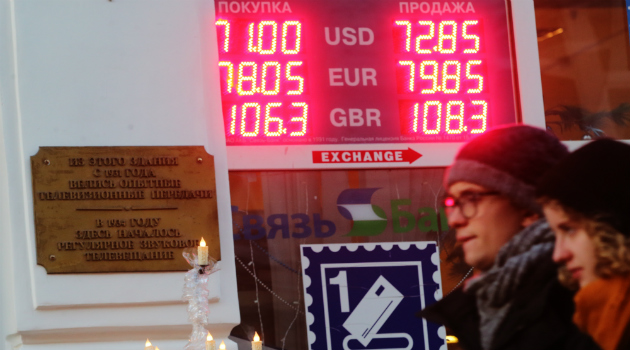 Rus rublesi 2015 yılında dolara karşı yüzde 24 değer kaybetti