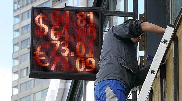 Rus rublesi 'ABD yaptırımları' ardından sert düştü: Dolar 64, Avro: 78