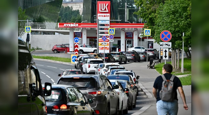Rusya’da Benzin Krizi Derinleşiyor: St. Petersburg’da Kuyruklar Kilometreleri Aştı