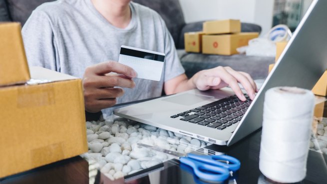 Rusya'da Online Alışveriş Rekor Kırdı: 6 Ayda 5.3 Trilyon Ruble Harcandı