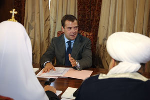Medvedev’den okullarda din eğitimine üçlü formül