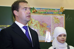 Medvedev, başörtülü ilkokul öğrencisi ile eğitim öğretim yılının açılışını yaptı