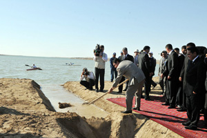 Türkmenistan çölün ortasına iklimi değiştirecek göl inşa etti.