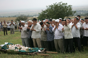 Çeçenistan’da öldürülen insan hakları savunucusu Estemirova, Müslüman geleneklerine göre toprağa verildi