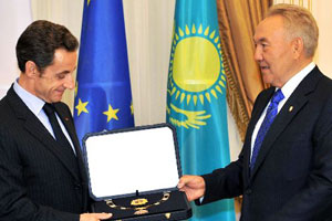 Sarkozy'ye Kazakistan'ın en yüksek devlet nişanı verildi