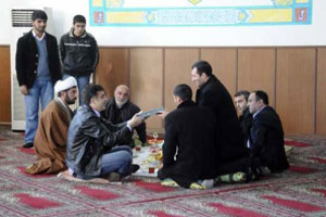 Kurban eti dağıtan Saakaşvili camide ilahı dinledi