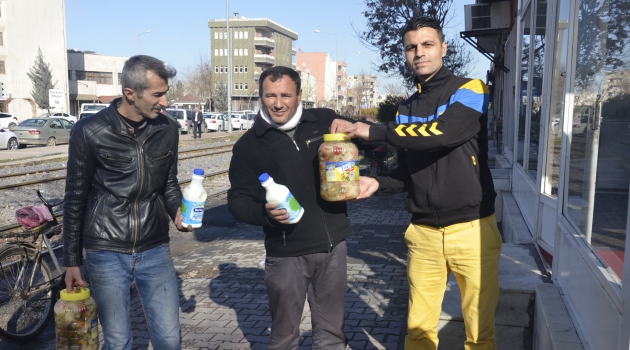 Rusya ile Türkiye arasında gerginliğe dikkat çekmek için turşu ve ayran dağıttı