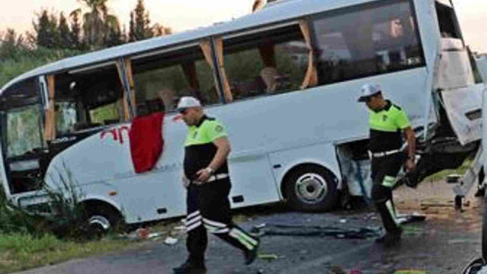 Antalya'da Rus turistleri taşıyan midibüs kaza yaptı: 13 yaralı