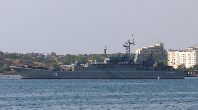 Boğazdan geçen Rus savaş gemisine havadan, karadan ve sudan takip