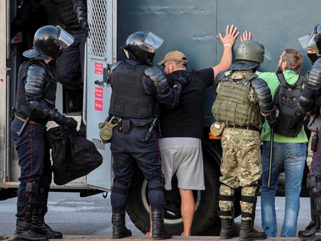 Belarus, olaylı seçimler öncesi tutukladığı 32 Rusya vatandaşını iade etti