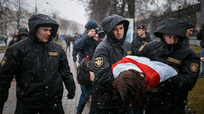 Belarus'ta gözaltılar kaldığı yerden devam ediyor