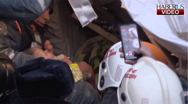 Dondurucu soğukta mucize kurtuluş: Enkaz altındaki bebeğe 35 saat sonra ulaşıldı