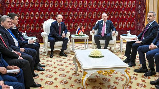 Erdoğan ve Putin Aşkabat’ta Görüştü: Barış Çabaları ve İkili İlişkiler Ele Alındı