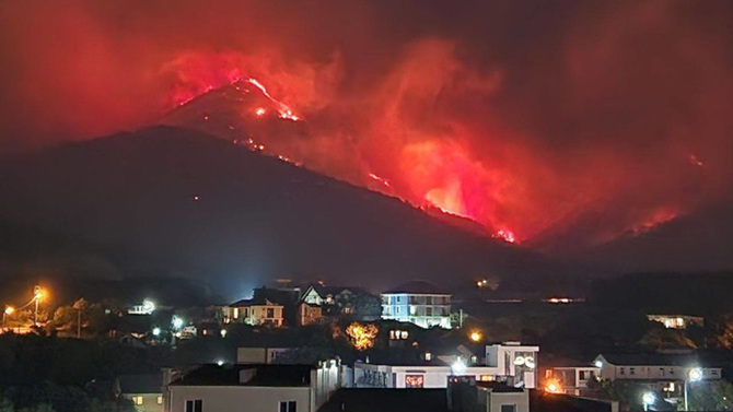 Gelencik'te orman yangını: Alevler yerleşim yerlerine ulaştı