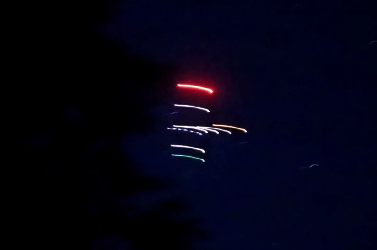 Gökyüzünde Gizemli Işıklar: UFO mu, Uçak mı?