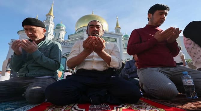 İslam Alemi Kurban Bayram’ını kutluyor; Moskova’da inananlar Camilere akın etti
