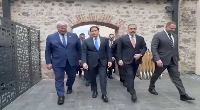 İstanbul'da Rusyasız Üçlü Görüşme Başladı: ABD, Ukrayna ve Türkiye Masada