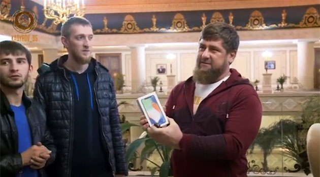 Kadirov, Putin hakkındaki en iyi şiiri yazan öğrenciye iPhone X hediye etti