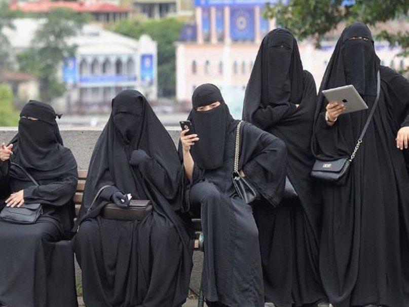 Kazakistan'da Yüzü Tamamen Kapatan Peçe-Burka Gibi Kıyafetler Yasaklandı