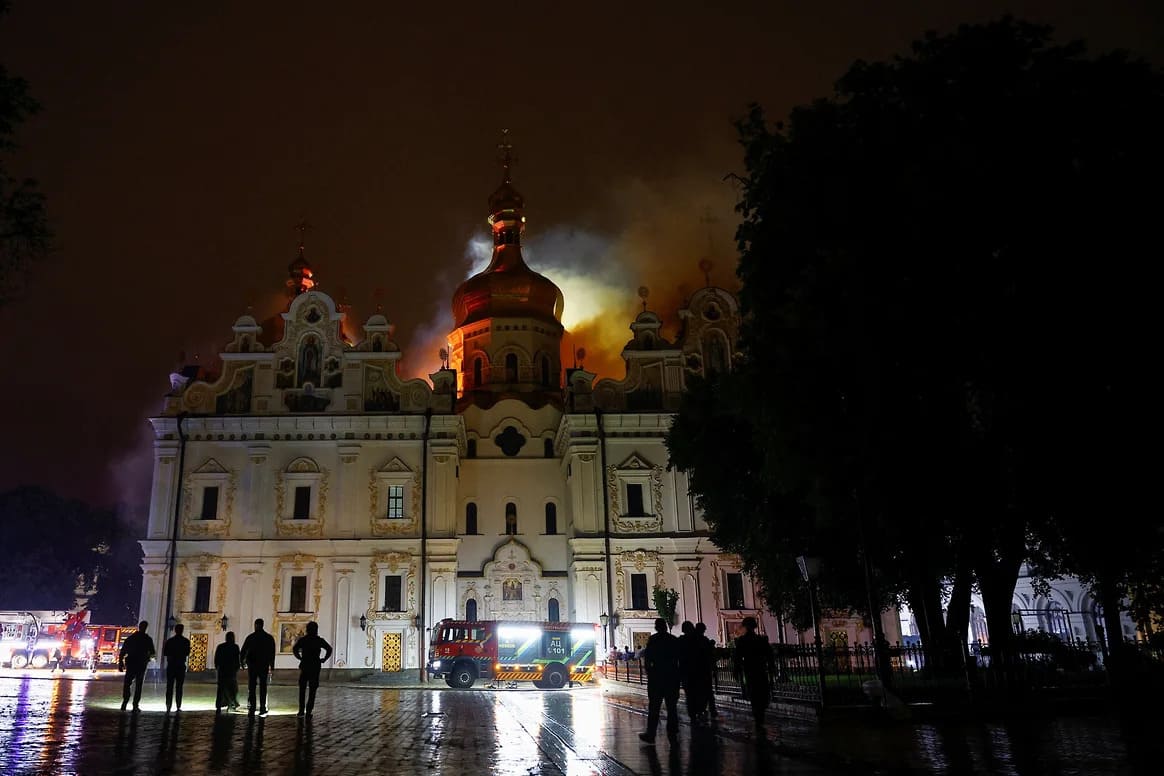 Kiev'de Tarihi Manastır Vuruldu, Taraflar Birbirini Suçladı