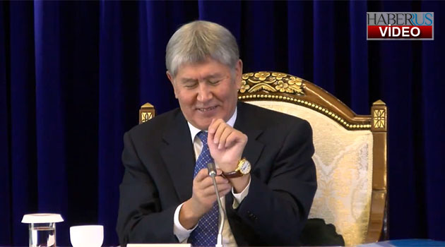 Kırgız lider Atambayev kol saatini gazeteciye hediye etti