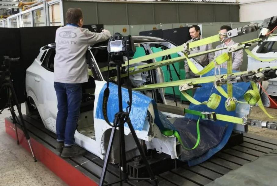 Lada Azimut Güvenlik Testlerini Geçti: Seri Üretim Başlıyor